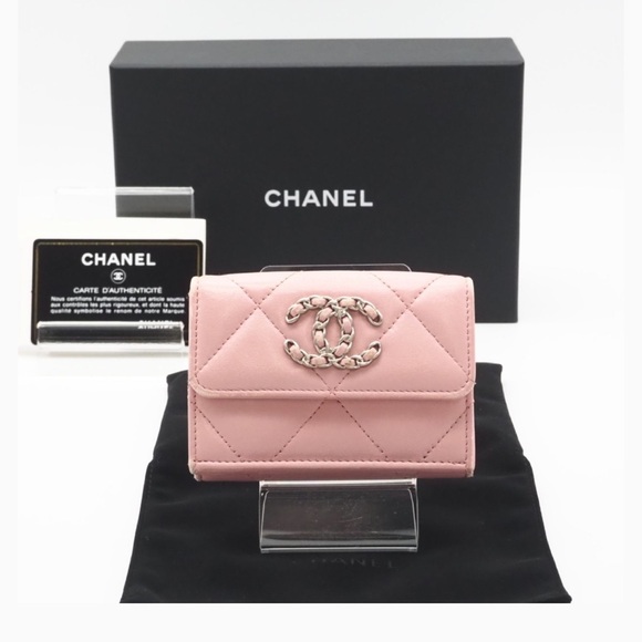 CHANEL Lambskin Chanel 19 Matlasse Compact Pink Wallet - Picture 1 of 7